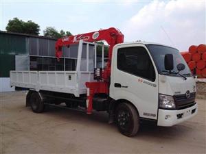 Xe tải Hino XZU720 gắn cẩu Unic 3 tấn UR-V343